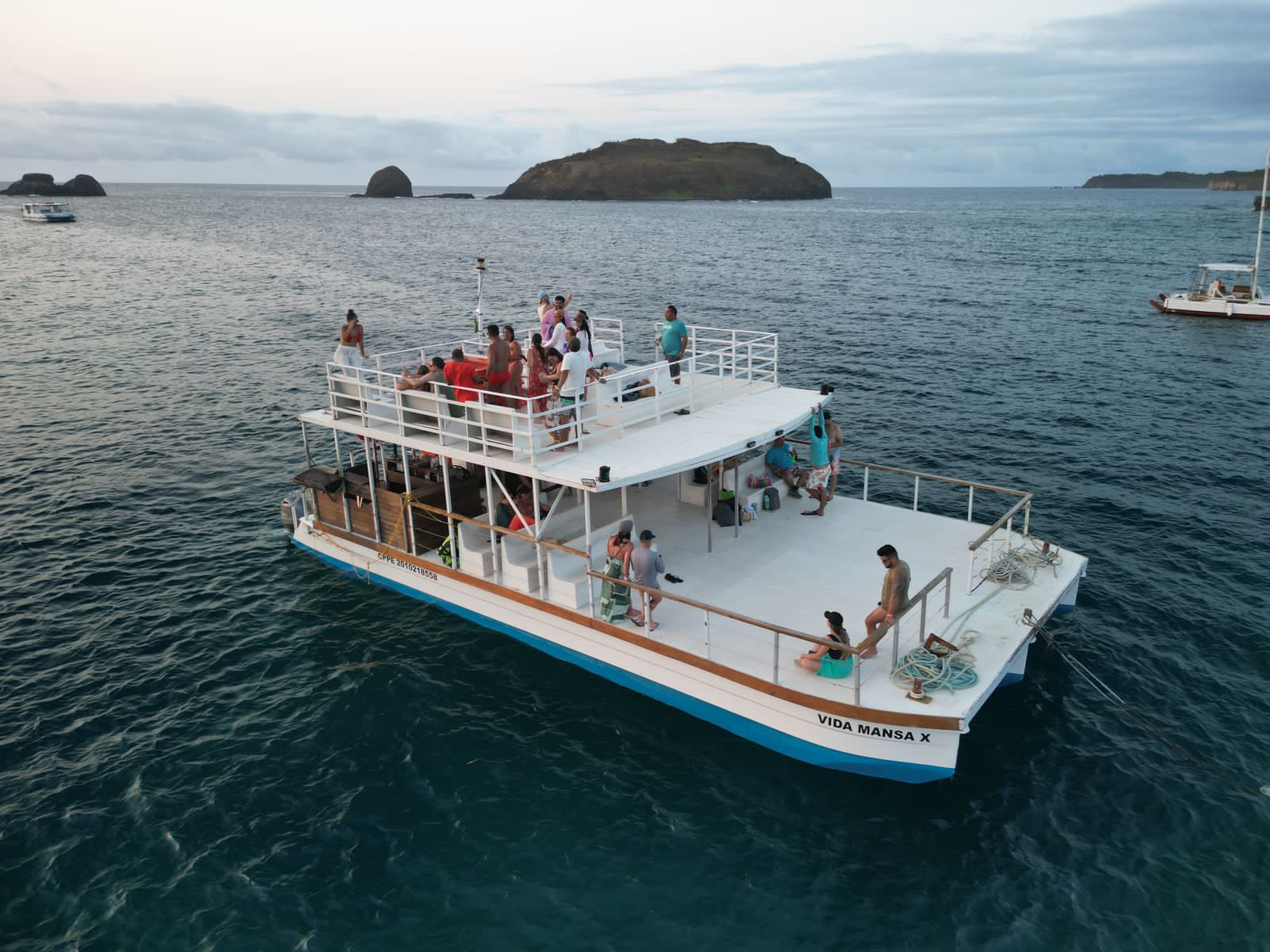 Catamarã no Pôr do Sol c/ Peixe na Brasa